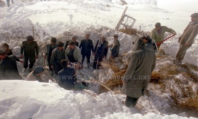 Resim 1992 Yılında Enver Özkahraman tarafından çekilmiş...

2 Ocak 1992 yılında gece 03.00 sıralarında köyün üzerine çığ düşerken, 21 vatandaş hayatını kaybetti, çok sayıda ev yıkıldı.