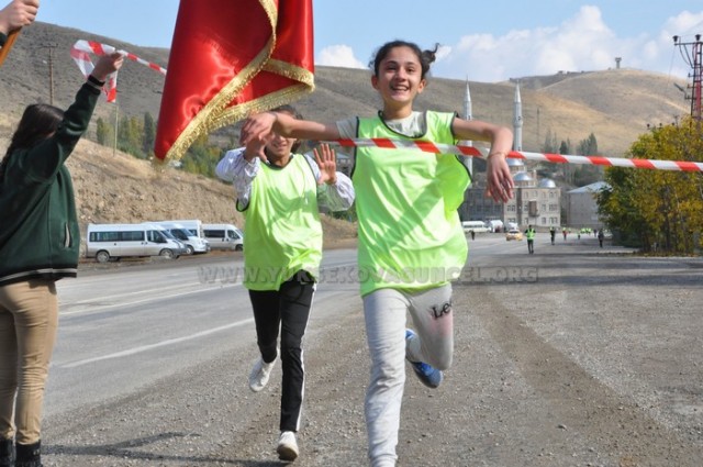 Yüksekova..! İran sınırında atletizm yarışması