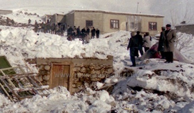 Resim 1992 Yılında Enver Özkahraman tarafından çekilmiş...

2 Ocak 1992 yılında gece 03.00 sıralarında köyün üzerine çığ düşerken, 21 vatandaş hayatını kaybetti, çok sayıda ev yıkıldı.