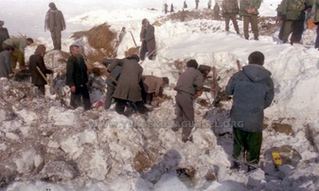 Resim 1992 Yılında Enver Özkahraman tarafından çekilmiş...

2 Ocak 1992 yılında gece 03.00 sıralarında köyün üzerine çığ düşerken, 21 vatandaş hayatını kaybetti, çok sayıda ev yıkıldı.