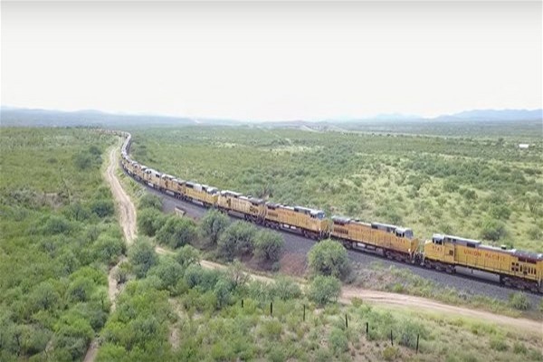 ABD sınırlarını baştan başa geçen ilk demiryolu ağını yapan şirketlerden biri olan Union Pacific'e ait en az 300 lokomotif ve vagonu bulunan tren  drone ile görüntülendi.