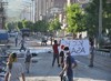 Hakkari'nin Yüksekova ilçesinde YSK'nın Hatip dicle ilgili verdiği karara tepki gösteren bir grup havai fişekler atarak yürüyüşe geçti. Gruba polis müdahale ediyor. 