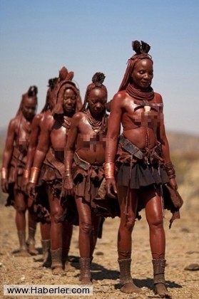 Himba kadınları için süslenmek çok önemli. Her sabah yaptıkları bir makyajları var. Otjite denilen bu süs makyajı keçi yağı, otlar ve kırmızı boyayla hazırlanıyor.