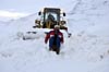 Hakkari'nin Yüksekova ilçesinde kapanan yollar açılıyor