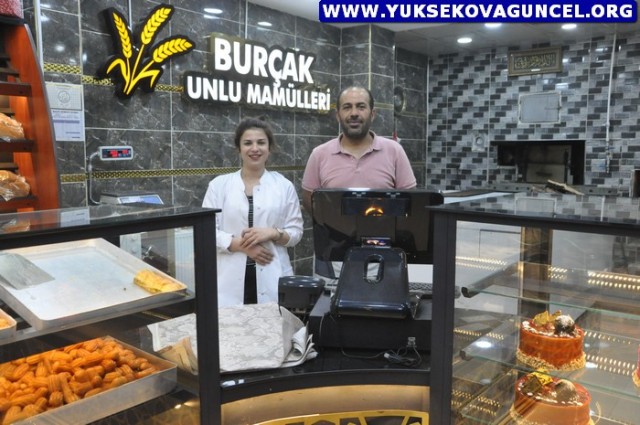 RAMAZAN AYHAN - BURÇAK UNLU MAMÜLLERİ -

En delice esen seher yeli, en güneşli günler, en parlak gecedir bayramlar. Ramazan Bayramınız kutlu, her şey gönlünüzce olsun.