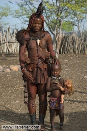 Bu düzende her kabile üyesi anne ve baba tarafından olmak üzere iki klana üyedir. Himba klanları, en yaşlı erkek üye tarafından idare edilir.