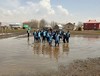 Hakkarinin Yüksekova ilçesinde yolu çamurla kaplanan Kuru Köy Mahallesi sakinleri, bir yandan çamurla mücadele ederken, okula giren öğrenciler de büyük güçlük yaşıyor.