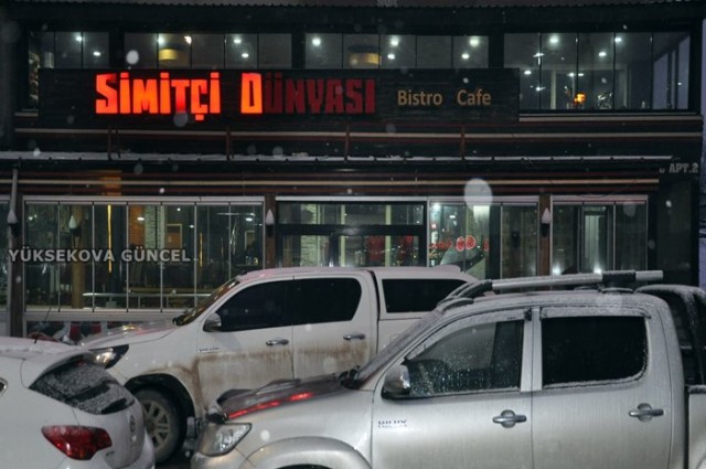 SİMİTÇİ DÜNYASI BİSTRO CAFE - Bembeyaz yağan kar, ne yaşanmışsa yaşansın örter geçmişin hatalarını. Yeni bir gelecek sunar bize ve yeni bir başlangıç. Yeni yılınız kutlu olsun.