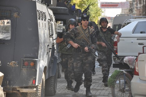 Yüksekova Cengiz Topel Caddesi üzerinde Emniyet Müdürlüğü'ne bağlı çok sayıda özel hareket timi iki binada operasyon başlattı.