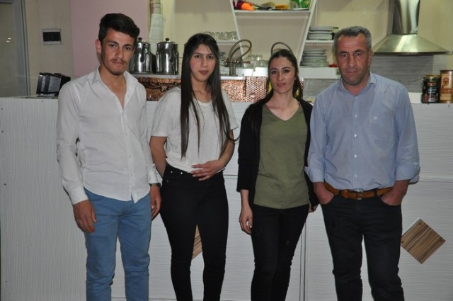 ÇAYVSKİ - CAFE - FAHRİ KILIÇOĞLU

Daha özgür, daha mutlu ve daha onurlu yarınların müjdecisi olan bayramlarımız olsun.