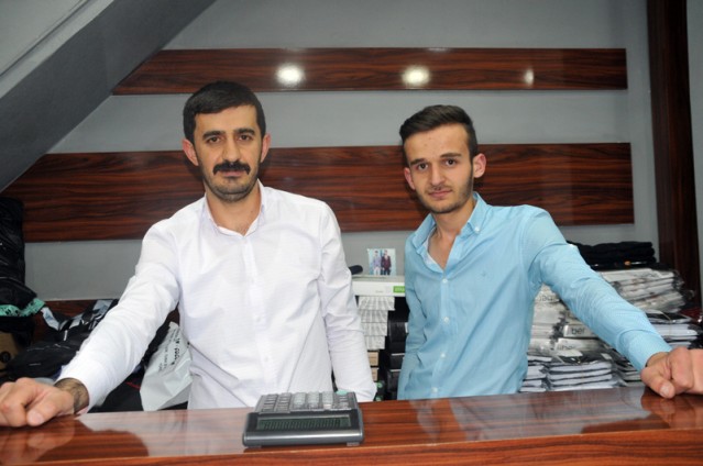 JAKMEN  & ERCAN KAYA:
Güzellik, birlik, beraberlik dolu, her zaman bir öncekinden daha güzel ve mutlu bir Bayram diliyoruz. Büyüklerimizin ellerinden küçüklerimizin gözlerinden öpüyoruz.