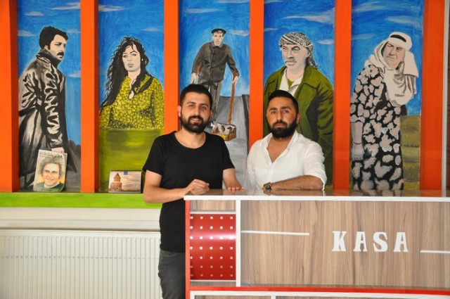 TERACCE HOUSE CAFE - EMRAH KIRDAĞ

Kardeşliğimizi daha da güçlendiren bu güzel bayram coşkusunun ülkemize, milletimize, İslam âlemine, tüm insanlığa barış, huzur, mutluluk ve hayırlar getirmesini Allah'tan temenni ediyorum