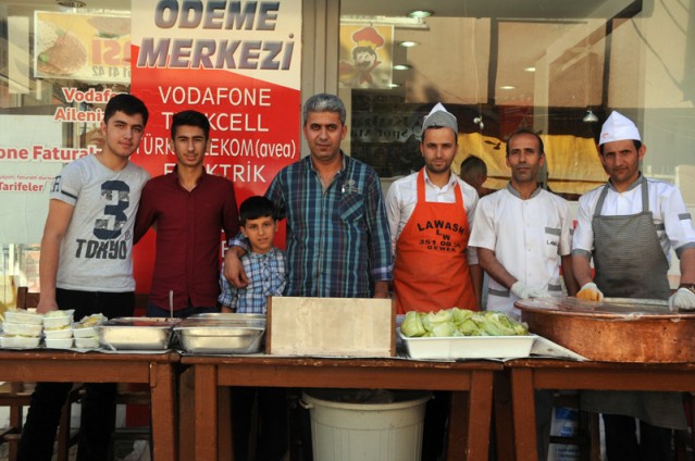 LAVAŞH & FİKRET KAHRAMAN:

Güzellik, birlik, beraberlik dolu, her zaman bir öncekinden daha güzel ve mutlu bir Ramazan Bayramı diliyoruz. Büyüklerimizin ellerinden küçüklerimizin gözlerinden öpüyoruz.