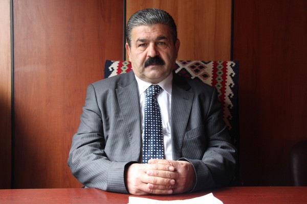 İŞ ADAMI-H.HABİB ÖNER:

Saleke nû dîsa li ber deriyê me ye.Her roja nû ya ku pêşeroja me ava bike bila ji rojên borî baştir,ji xwestekên we re guncaw û bi teseyeke dilxwesiyê be.Sersalên bas..