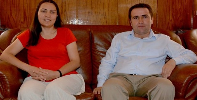 Hakkari Belediyesi eş başkanları Dilek Hatipoğlu ve Nurullah Çiftçi, bayram mesajı yayınladılar.

Eş başkanlar, yaptıkları mesajda, “Rahmet ve mağfiret ayı olan Ramazan ayını geride bıraktık. Ramazan Bayramı’nı idrak etmemiz münasebetiyle tüm Hakkari halkının bu mübarek bayramını en içten duygularla kutlarız. 

İslam aleminin ortak değeri olan Ramazan Bayramı’nın, halkımız ve tüm insanlık alemi için barışa, kardeşliğe ve özgür bir geleceğe, dünyanın çeşitli yerlerinde, özellikle de Rojava ve Filistin’de yaşanan savaşların bir an önce son bulmasına, mazlum Ortadoğu halklarının özgürlüklerine vesile olmasını dileriz” dedi.

Hew Serokén Şaredarîya Cölermerg’ê Dilek Hatipoğlu û Nurullah Çiftçi