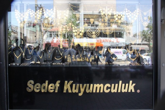 Sedef Kuyumculuk, Benim ömrümde ırmaklar vardır sularında hayallerimi yüzdürdüğüm, benim ömrümde sevdiklerim vardır bayramlar ayrı geçince üzüldüğüm. Bayramın mübarek olsun.