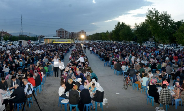 200 kişi, belediyenin iftarından sonra hastaneye kaldırıldı