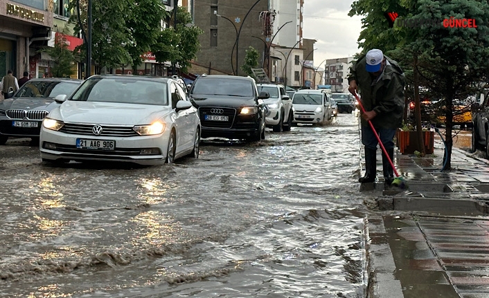 Yüksekova'da yağışlar ana caddeyi göle çevirdi