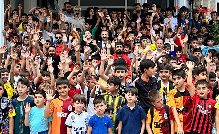 Yüksekova Belediyesi çocuklar için ücretsiz futbol yaz okulu açtı