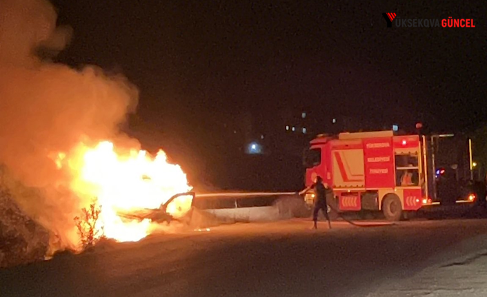 Yüksekova’da bir araç alev alev yandı: Ekipler ilk müdahalede bulundu