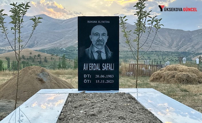 Av. Erdal Safalı’nın Mezar Taşına Fotoğrafı Bırakıldı