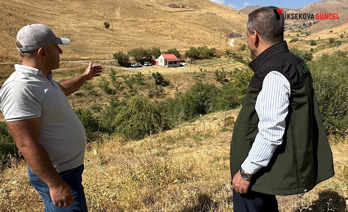 Yüksekova: Okulda Öğretmen Köyde Çiftçi, Çöl Olan Köyü Yeşile Çevirdi