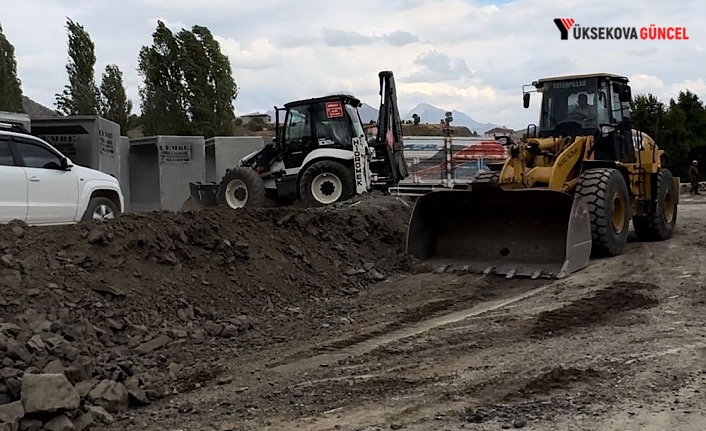 Derecik Belediyesi okul yollarını onarıyor