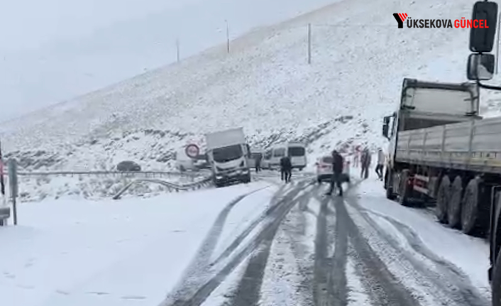 Yüksekova-Van kara yolunda kar yağışı nedeniyle çok sayıda araç mahsur kaldı