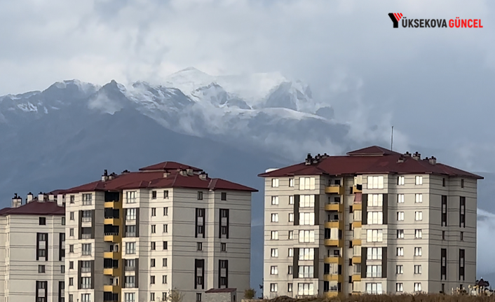 Yüksekova’nın Üssü Beyaza Büründü