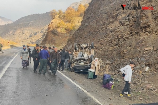 Çukurca karayolunda kaza; 11 yaralı