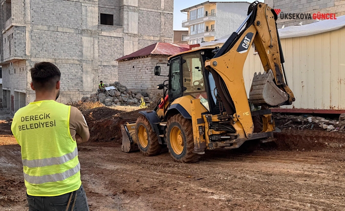 Derecik’te yol çalışması devam ediyor