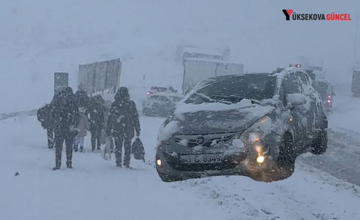 Yüksekova’da hayat durdu: çok sayıda araç rampada mahsur kaldı