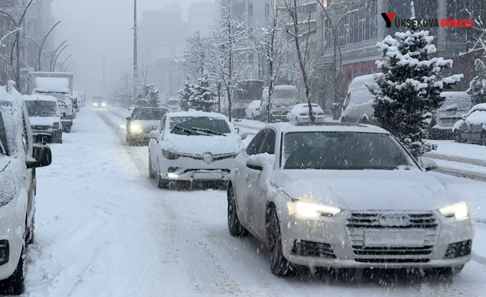 Yüksekova’da lapa lapa kar yağışı: araçlar kar altında kaldı, taşımalı eğitime ara verildi