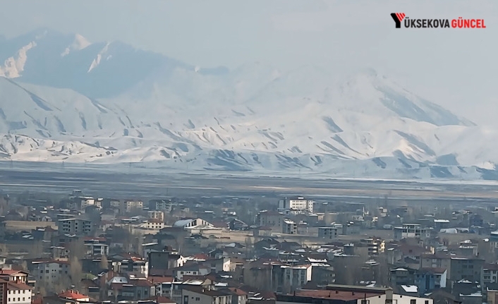 Yüksekova’nın etrafını karlı dağlar sardı