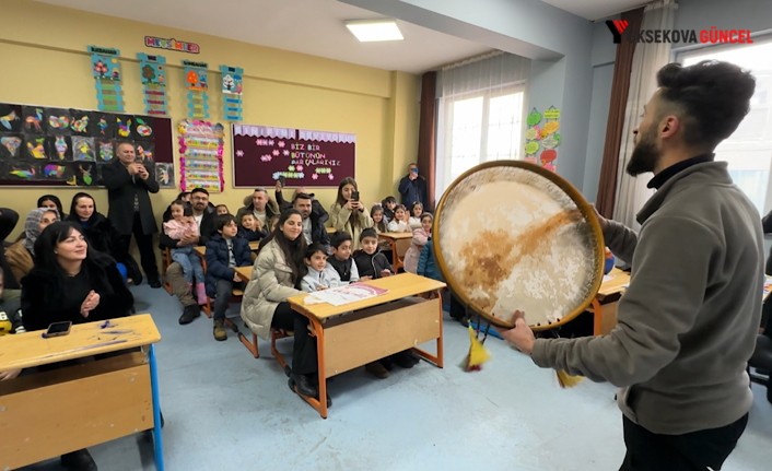 Yüksekova’da faklı karneler günü: Erbane dinletisi ve halay sonrası öğrenciler karnelerini aldılar