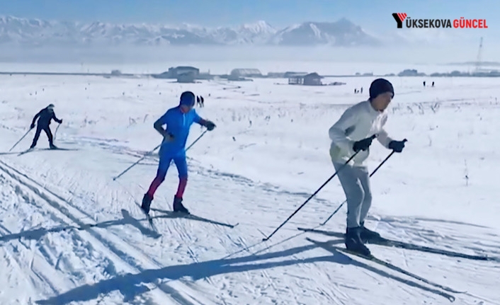 Yüksekovalı kayakçılar, karlı dağlarda yarışmalara hazırlanıyor