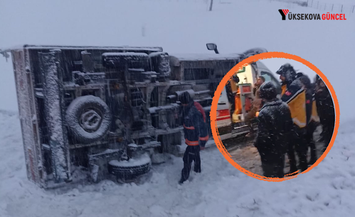 Yüksekova’da yoldan çıkan kamyonet yan devrildi: 3 kişi yaralandı