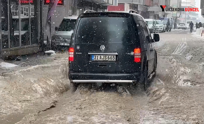 Yüksekova’da caddeler göle döndü: Araçlar ilerlemekte zorlandı