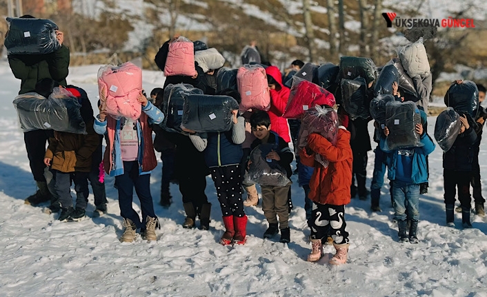 Yüksekova’da çocuklara mont ve ayakkabı yardımı yapıldı