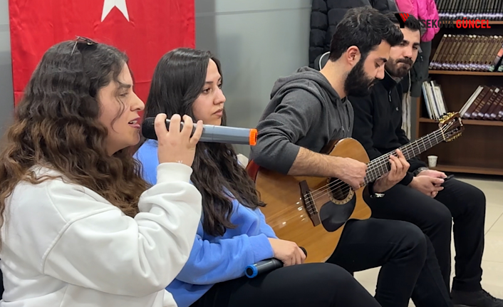 Yüksekova’da sınavlara hazırlanan öğrencilere müzik ziyafeti verilirken, öğrenciler de şiir okudular