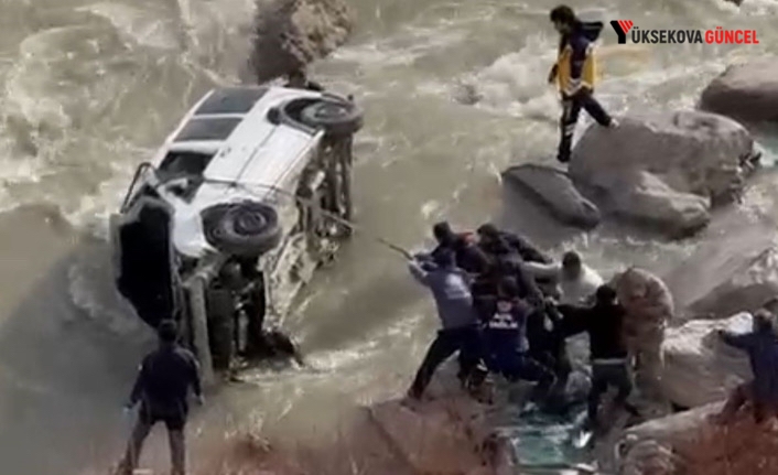 Yüksekova-Hakkari  Arası Facia: Araç Zap Suyu’na düştü Sürücü Kayıp, Oğlu Yaralı