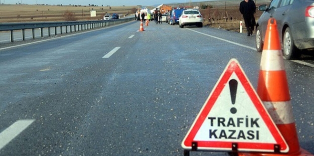 Adana’da öğrencilerin bulunduğu araç trafik kazası yaptı