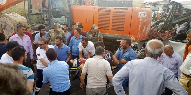 Ağrı'da iş makinası TIR'dan midibüsün üzerine düştü