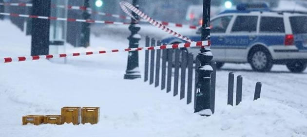 Almanya'da alarm... Merkel'in ofisi önünde bomba paniği