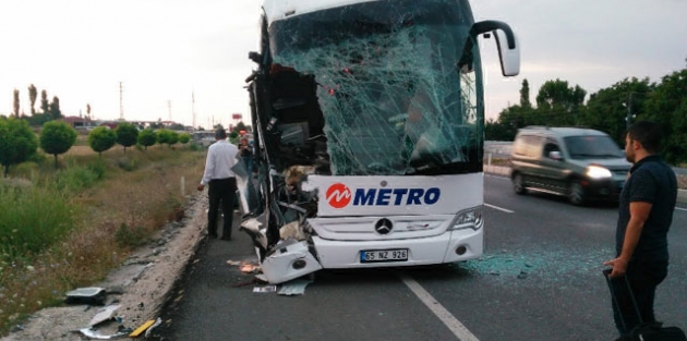 Amasya'da yolcu otobüsü, TIR'a çarptı: 24 yaralı