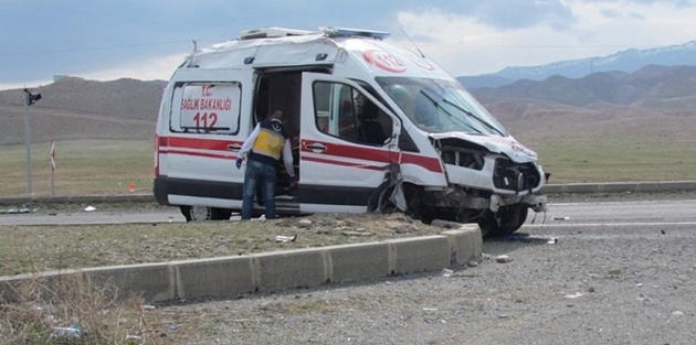 Ambulans kaza yaptı: 2 ölü, 6 yaralı 