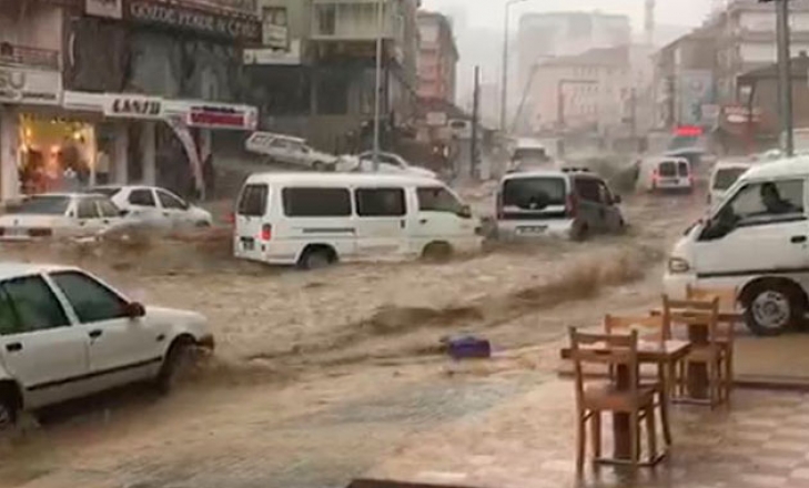 Ankara Mamak'ta sağanak yağış sele neden oldu