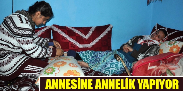 Annesine annelik yapıyor