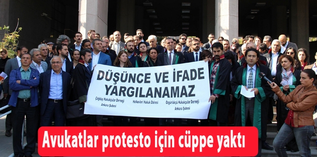 Avukatlar protesto için cüppe yaktı