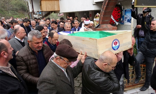 Balkondan başına mermer düşmesi sonucu ölen eski futbolcu toprağa verildi